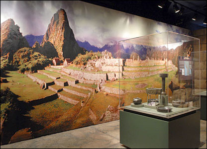 Machu Picchu fotoğrafının önünde sergilenen kalıntılar