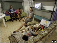 Pessoas feridas em uma sala escura