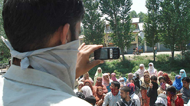 Kashmir mobile phone filming