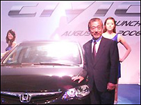 Chủ Tịch kiêm Tổng Giám Đốc Điều hành Honda Motor bên chiếc xe Civic