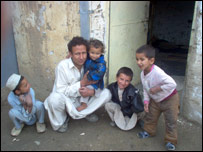 يو تن له خپلو ماشومانو سره 