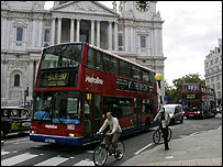 Londra'da otobüsler ve bisiklete binenler
