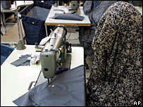 Một nữ tù che mặt kín đang ngồi may