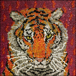 Obra 'Tiger Tiger Burning Bright' de Tessa Hunkin, com cristais Swarovski (imagem: Gemstone Creative)