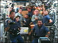 Discovery ile Uluslararası Uzay İstasyonu mürettebatı birarada