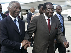 رابرت موگابه( راست) و تابو امبکی  