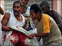 Moradores carregam vítima