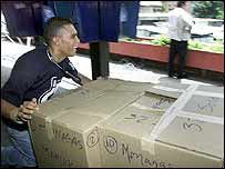 Caixas com papéis ligados ao referendo venezuelano