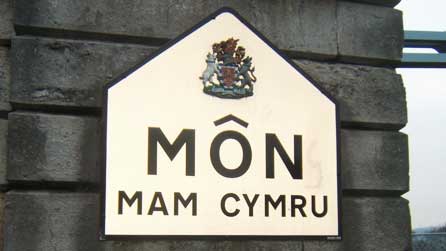 Arwydd Môn Mam Cymru