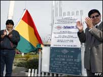 O presidente da Bolívia, Evo Morales (esq.), e o ministro boliviano dos hidrocarbonetos, Carlos Villegas