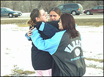 Alunos da escola de Red Lake logo após o massacre