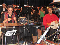 در دو شب کنسرت، حدود ۶۰ نوازنده سازهای زهی، بادی و کوبه ای آنها را به اجرا درآوردند