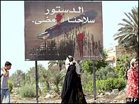 Um outdoor rabiscado em apoio à Constituição