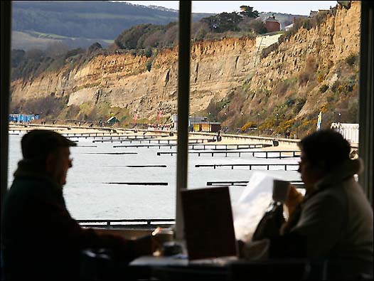 走累的话可以在咖啡馆坐下来休息片刻,享受周围的美景。