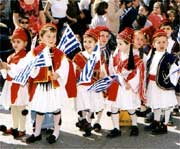 Y plant yn eu gwisgoedd