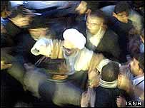 مهدی کروبی در ميان هوادارانش