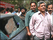 सीपीएम मुख्यालय के सामने सीताराम येचुरी