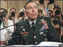 O General David Petraeus em seu depoimento no Senado dos EUA nesta segunda-feira