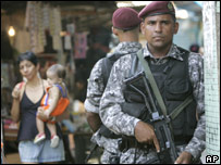 Policial participa de ação no Complexo do Alemão, no Rio de Janeiro, em 2007