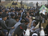Cảnh sát và người ủng hộ bà Bhutto ở Islamabad hôm 7/11