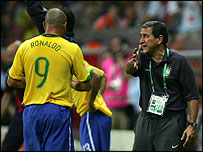 Parreira conversa com Ronaldo durante jogo com a França