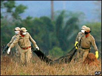 Bombeiros carregam corpos das vítimas do acidente de 29 de setembro