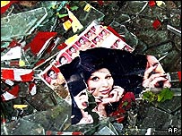 شيشه های شکسته يک عکاسی در نزديکی محل انفجار