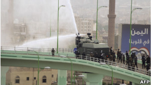 也門警方使用高壓水龍驅散示威者