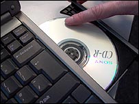 Đưa đĩa ghi vào máy tính