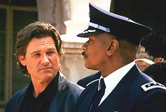 Image: Kurt Russell as Perry (left) with Ving Rhames as Holland (right) in 'Dark Blue'