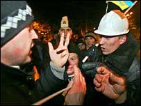 تظاهرکنندگان موافق و مخالف