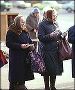 Những bà cụ Nga đứng bán vặt trên đường để kiếm sống