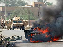 Irak'ta yanan bir tank