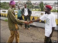 Rebeldes e soldados do governo trocam apertos de mão