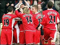 بازيکنان ميدلزبورو پس از گل نخست و زودهنگام خود شادمانی می کنند