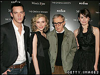 از راست به چپ اميلی مورتيمر، وودی آلن، اسکارلت يوهانسن، و جاناتان رايس مايرز