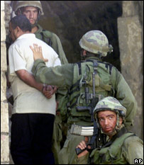 Soldados israelenses detêm palestino