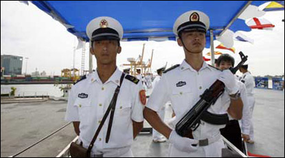 Chiến sỹ hải quân trên tàu Trịnh Hòa