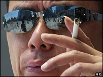 يک مرد چينی در حال کشيدن سيگار