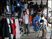 Một cửa hàng quần áo của người Việt