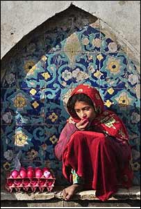 دختر دستفروش در کابل