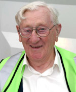 Dafydd Glyn o Gricieth yn stiwardio yng nghefn y llwyfan