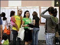Eleitores brasileiros tentam achar o local de votação na embaixada brasileira em Lisboa, Portugal