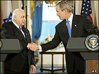 O presidente dos Estados Unidos, George W. Bush, e o primeiro-ministro de Israel, Ariel Sharon