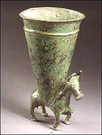 ظرف برنز شراب، از آثاری که در حراج پاريس به فروش رسيد