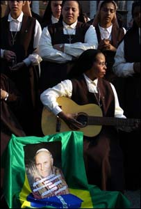 Freiras brasileiras tocam canções religiosas pelo papa na praça São Pedro
