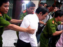 Ông Huỳnh Ngọc Sỹ khi bị bắt (ảnh của VietnamNet)