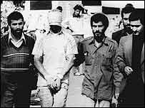 انتقال گروگان آمريکايی توسط دانشجويان "پيرو خط امام"