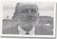 Huw Davies fel Kitch