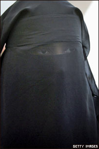 蒙面的burqa罩袍